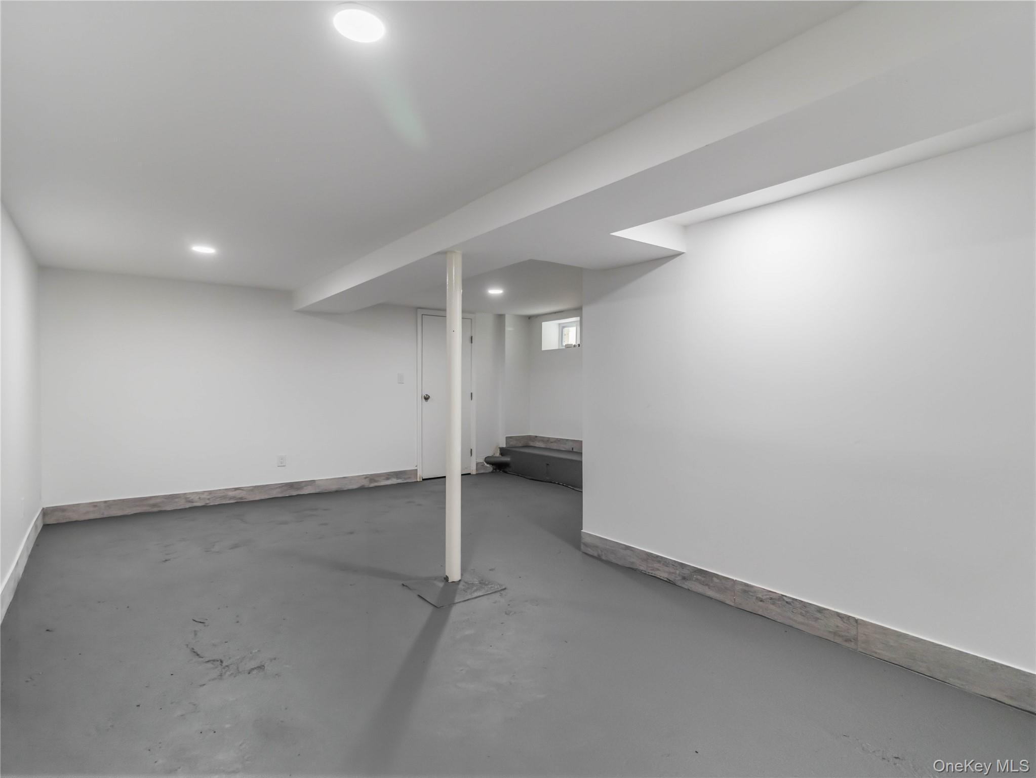 Single Family 48th Queens, NY 11105, MLS-1000215-21