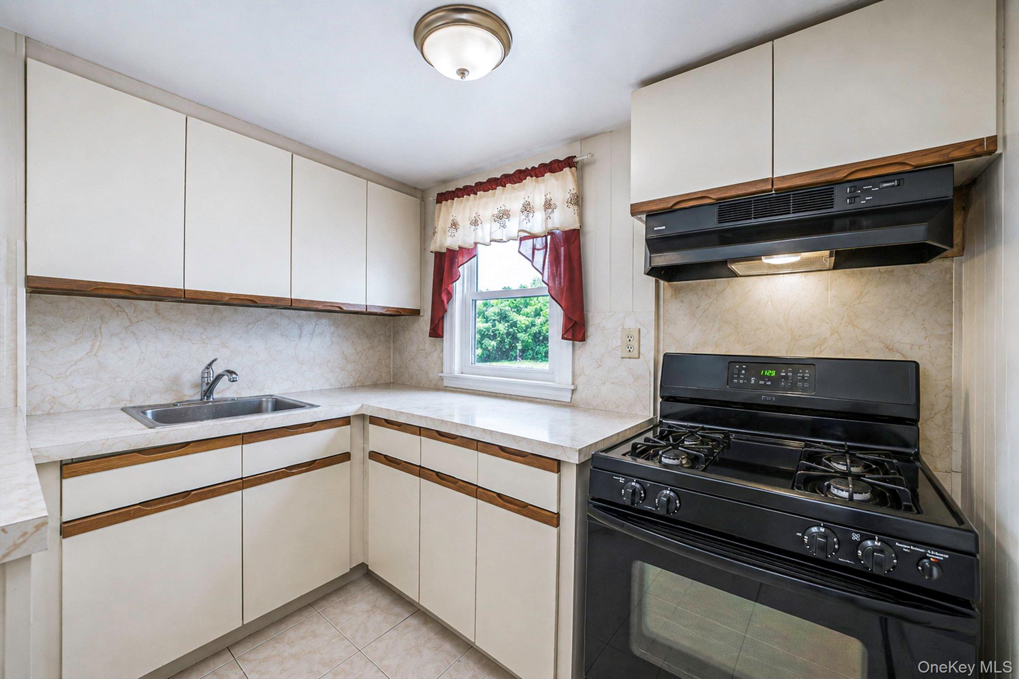 Single Family 139th Queens, NY 11413, MLS-1000381-12