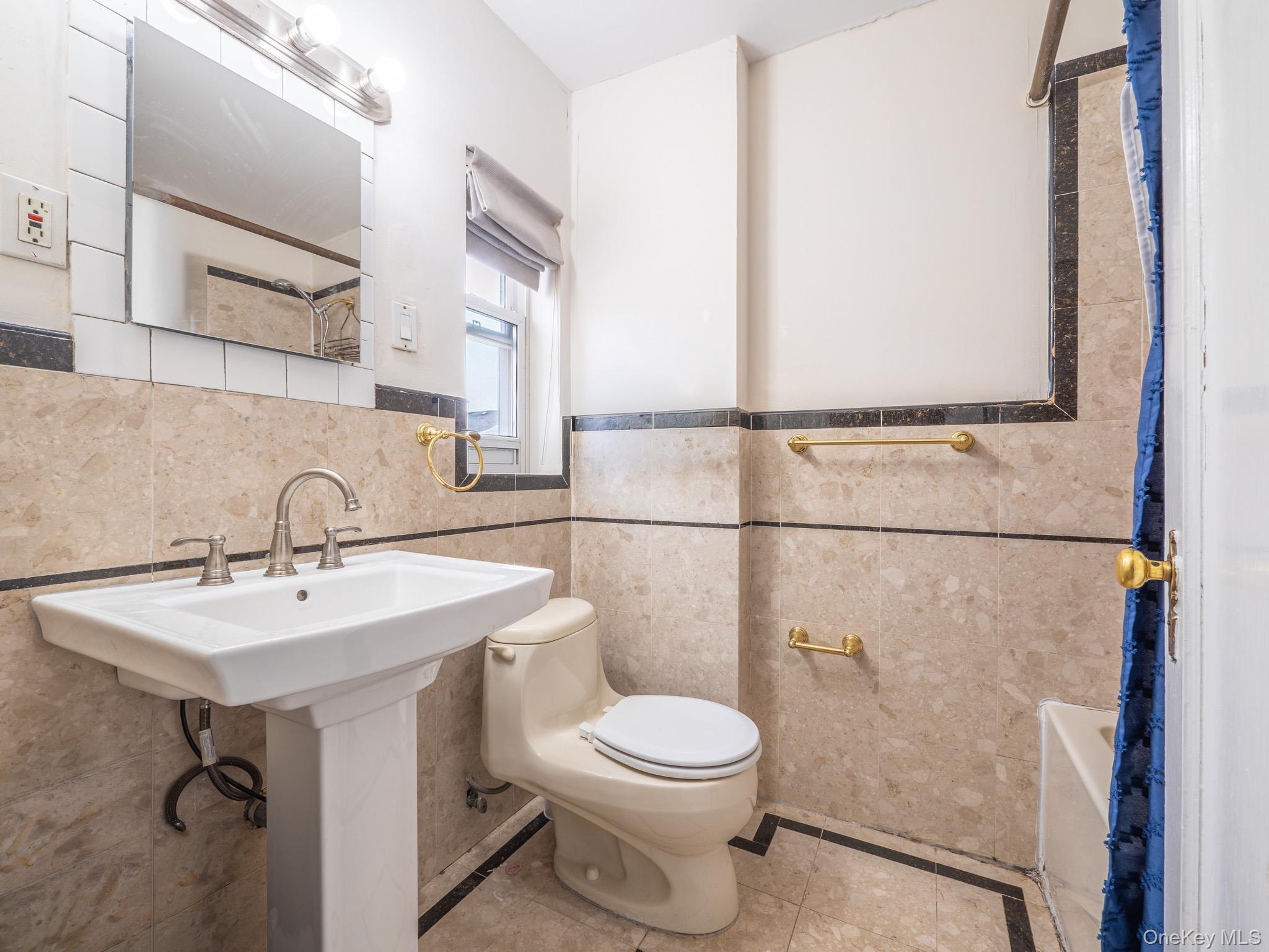 Single Family 180th Street Queens, NY 11366, MLS-1000409-20