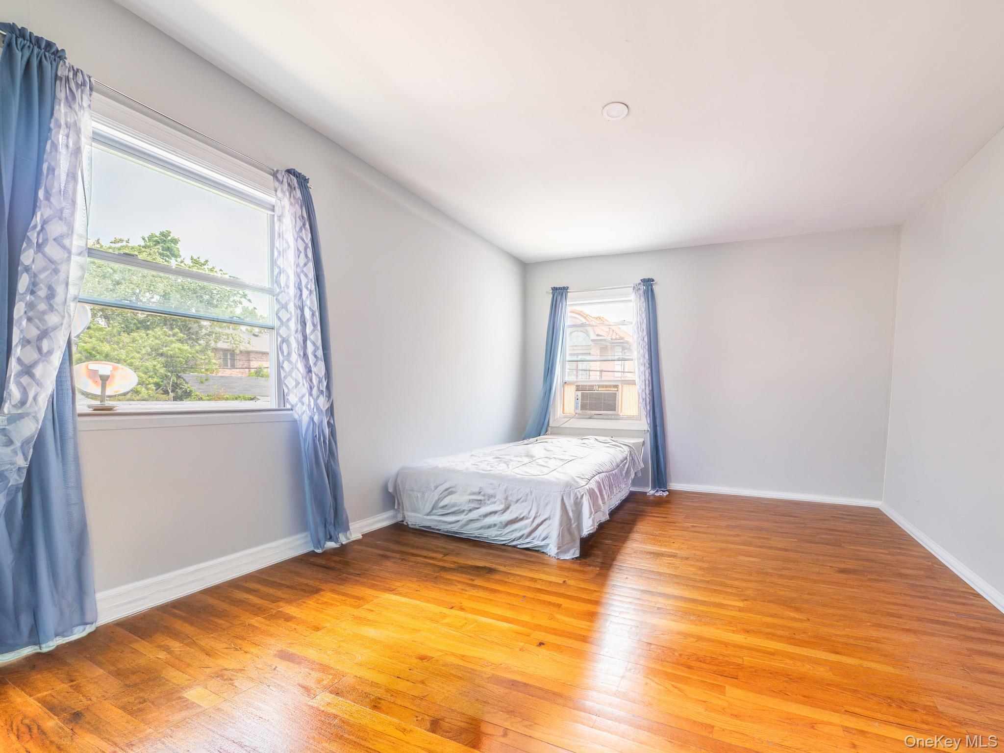 Single Family 180th Street Queens, NY 11366, MLS-1000409-22