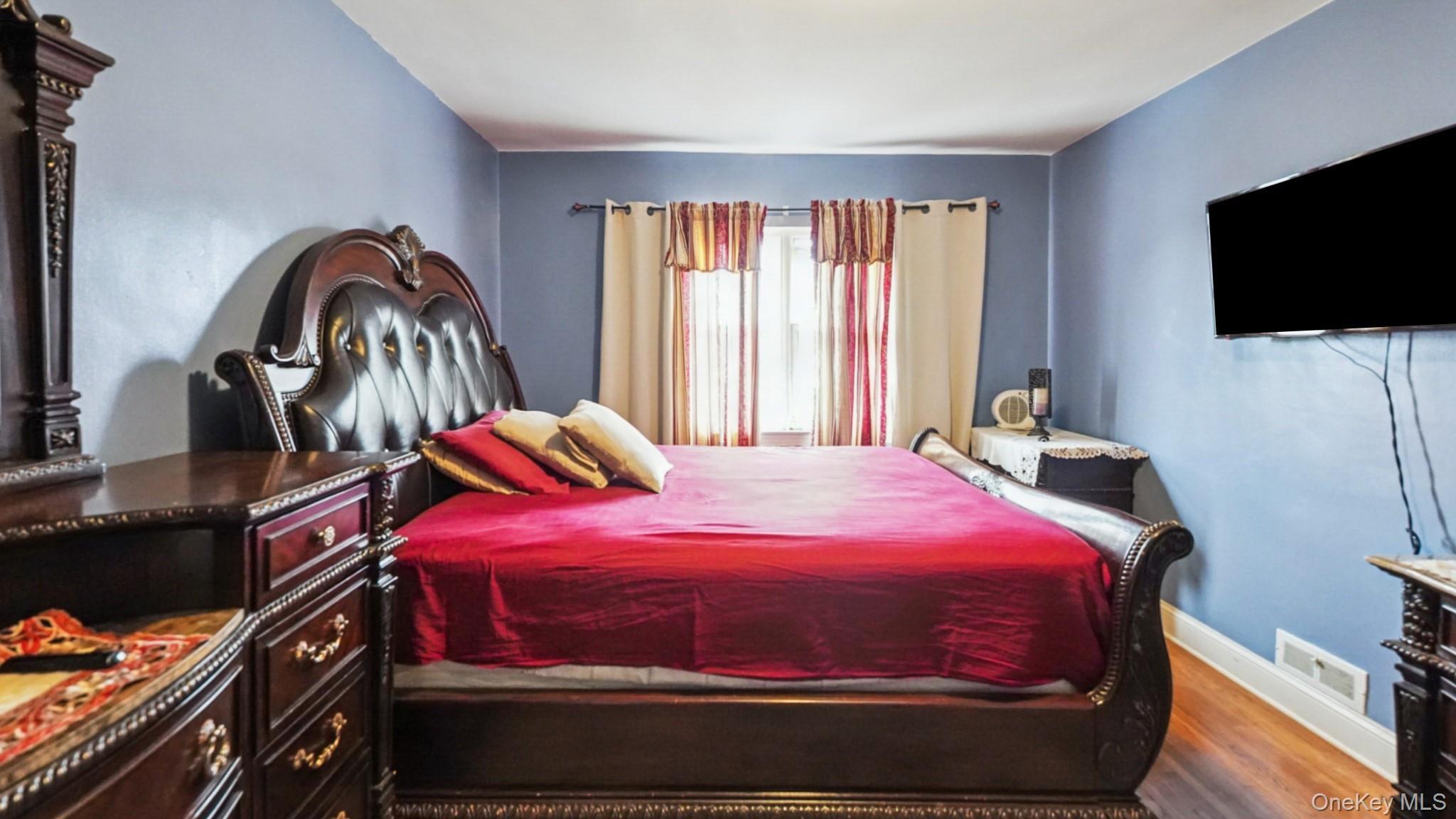 Single Family Hone Bronx, NY 10469, MLS-1000472-14
