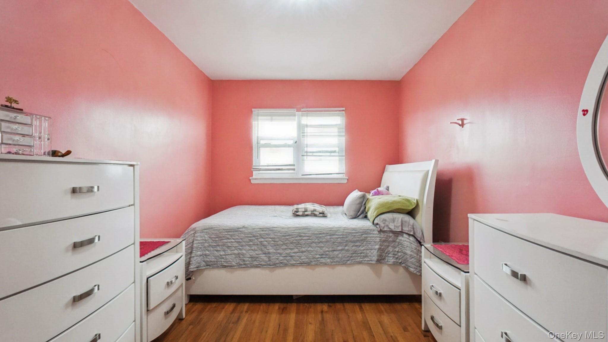 Single Family Hone Bronx, NY 10469, MLS-1000472-16