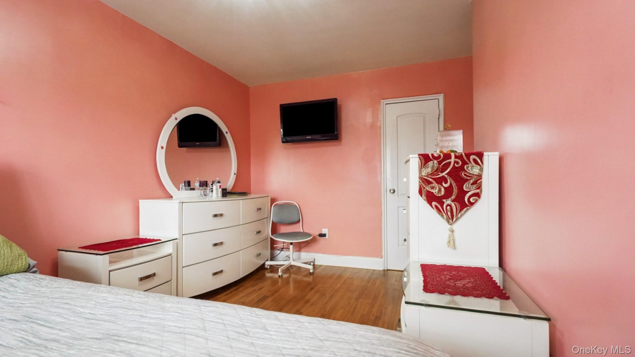 Single Family Hone Bronx, NY 10469, MLS-1000472-17
