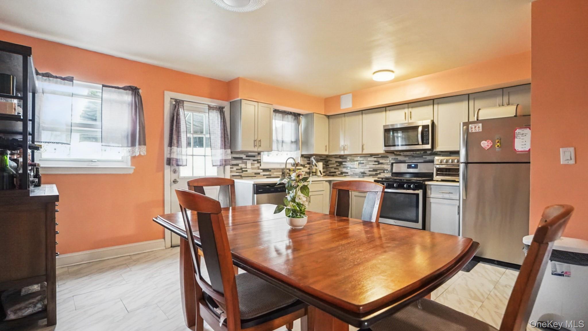 Single Family Hone Bronx, NY 10469, MLS-1000472-21