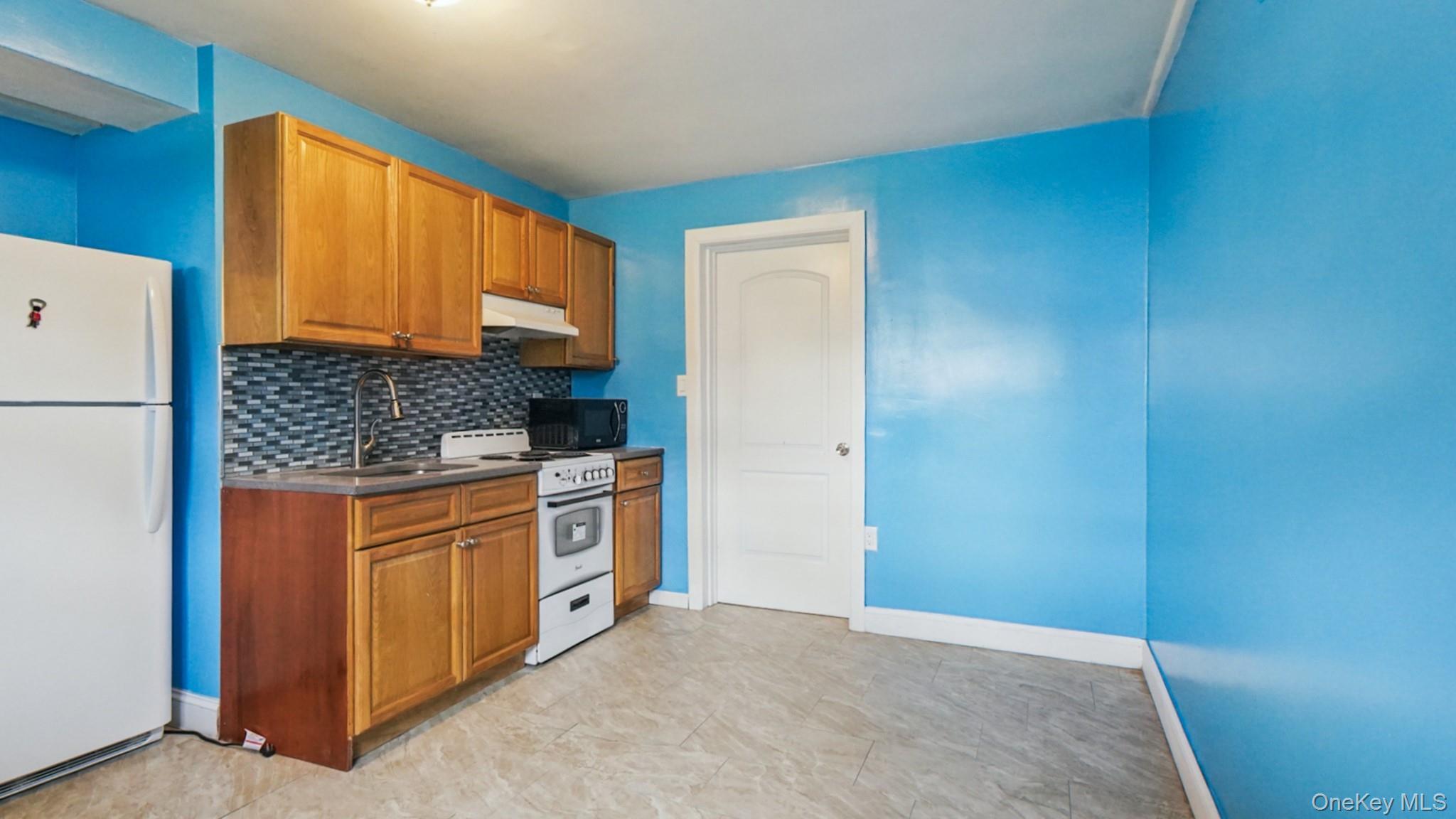 Single Family Hone Bronx, NY 10469, MLS-1000472-33