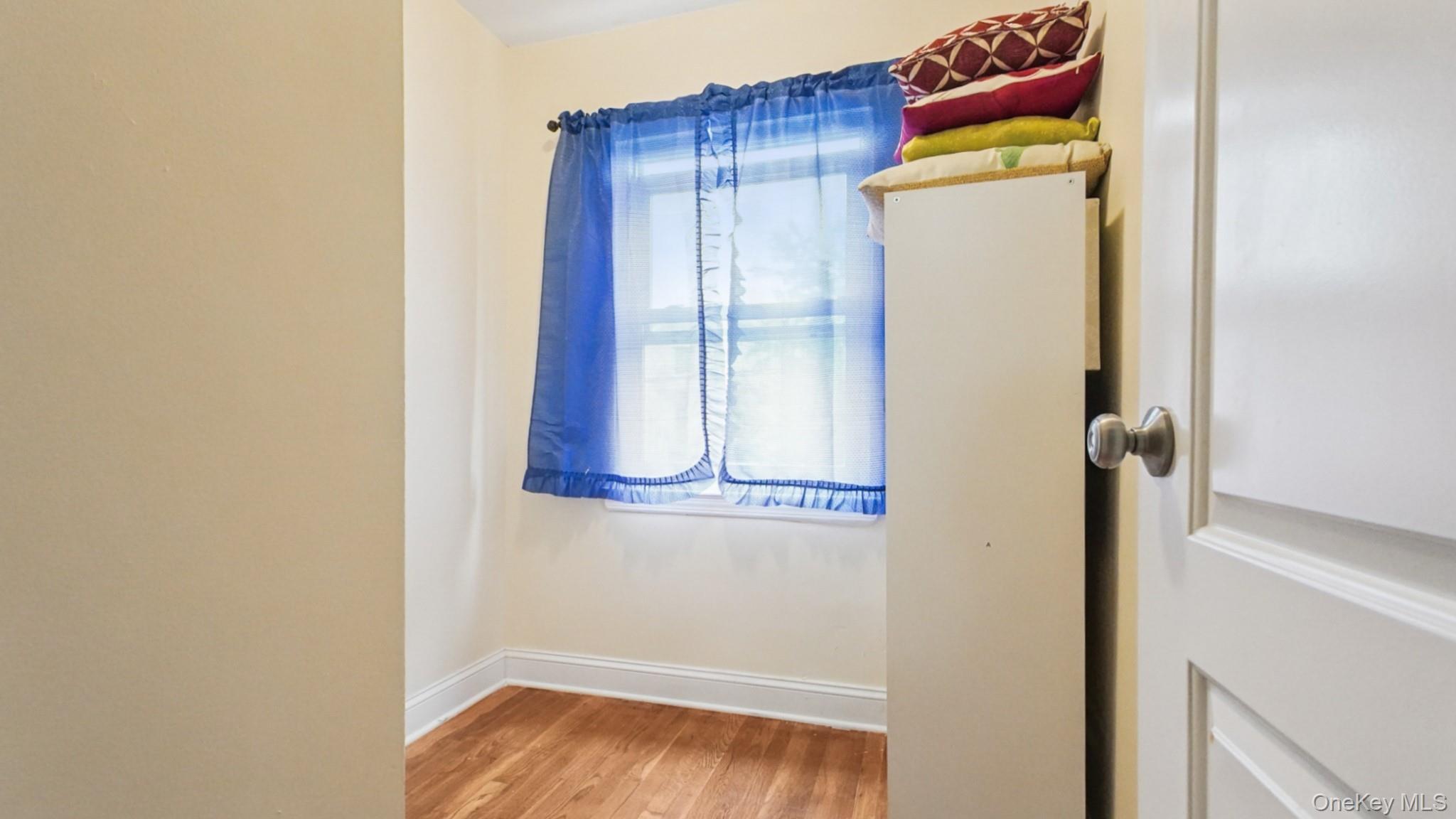 Single Family Hone Bronx, NY 10469, MLS-1000472-9