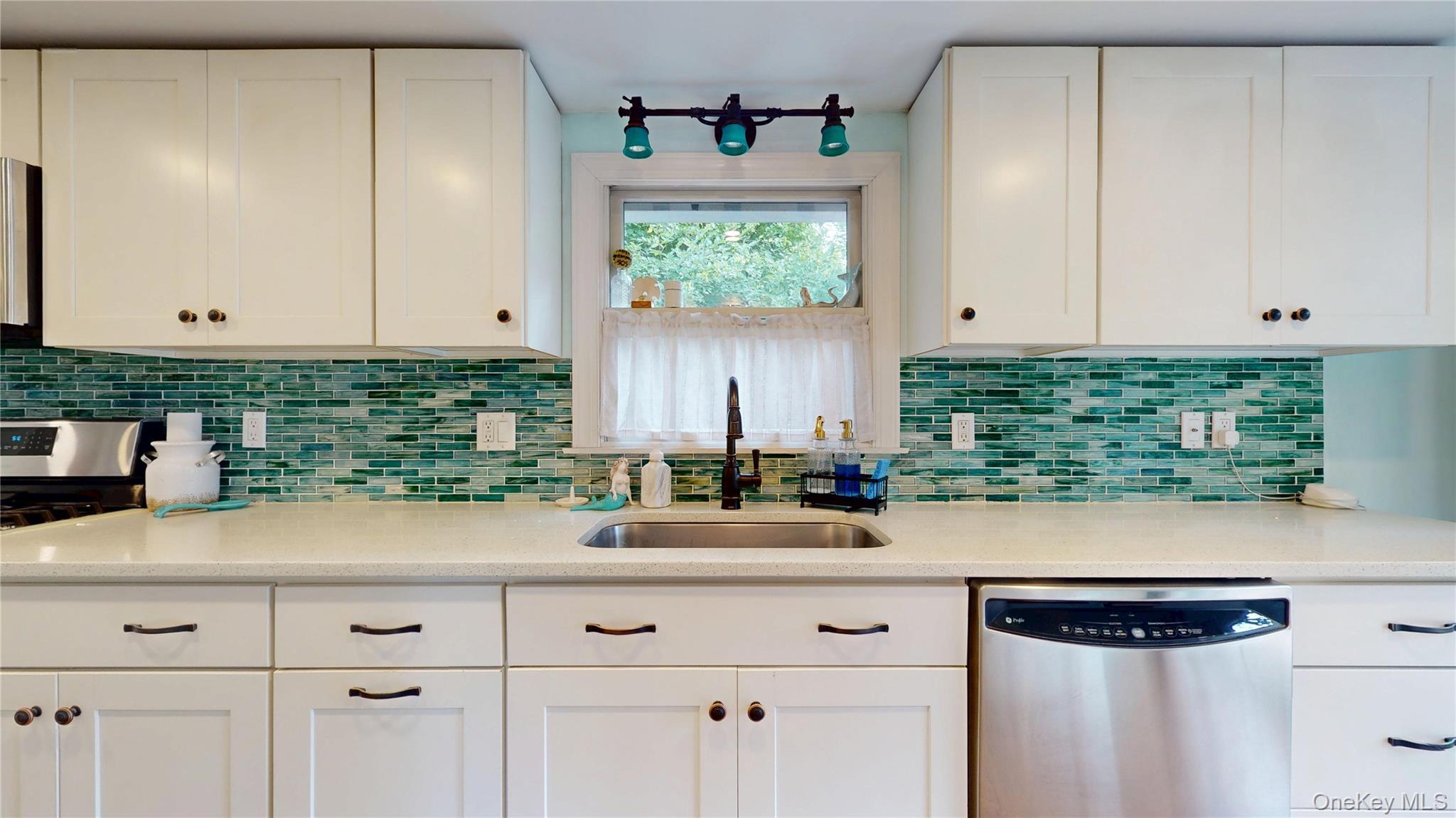 Single Family Summit Boulevard Suffolk County, NY 11977, MLS-1000601-7