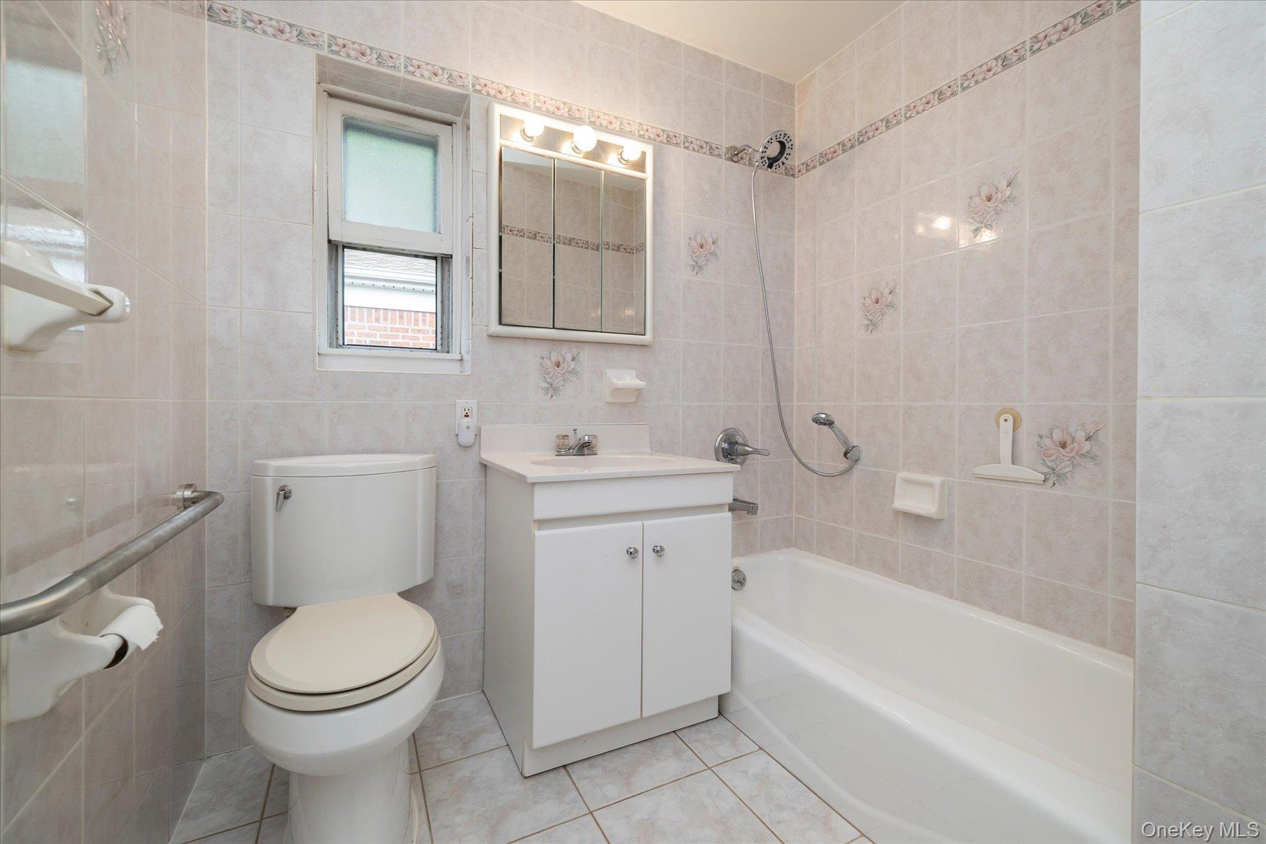 Single Family 6th Queens, NY 11357, MLS-1000755-18