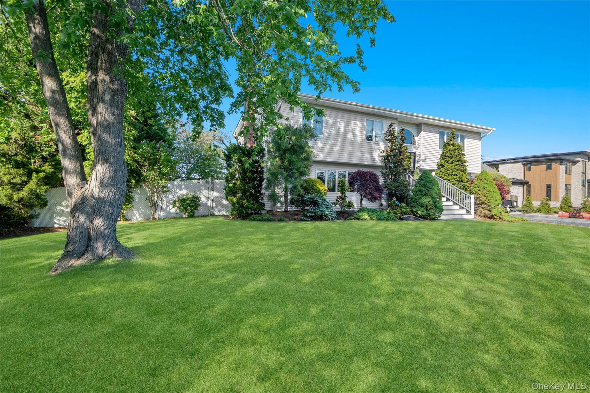 Single Family Biltmore Avenue Extension  Suffolk County, NY 11769, MLS-1000816-10