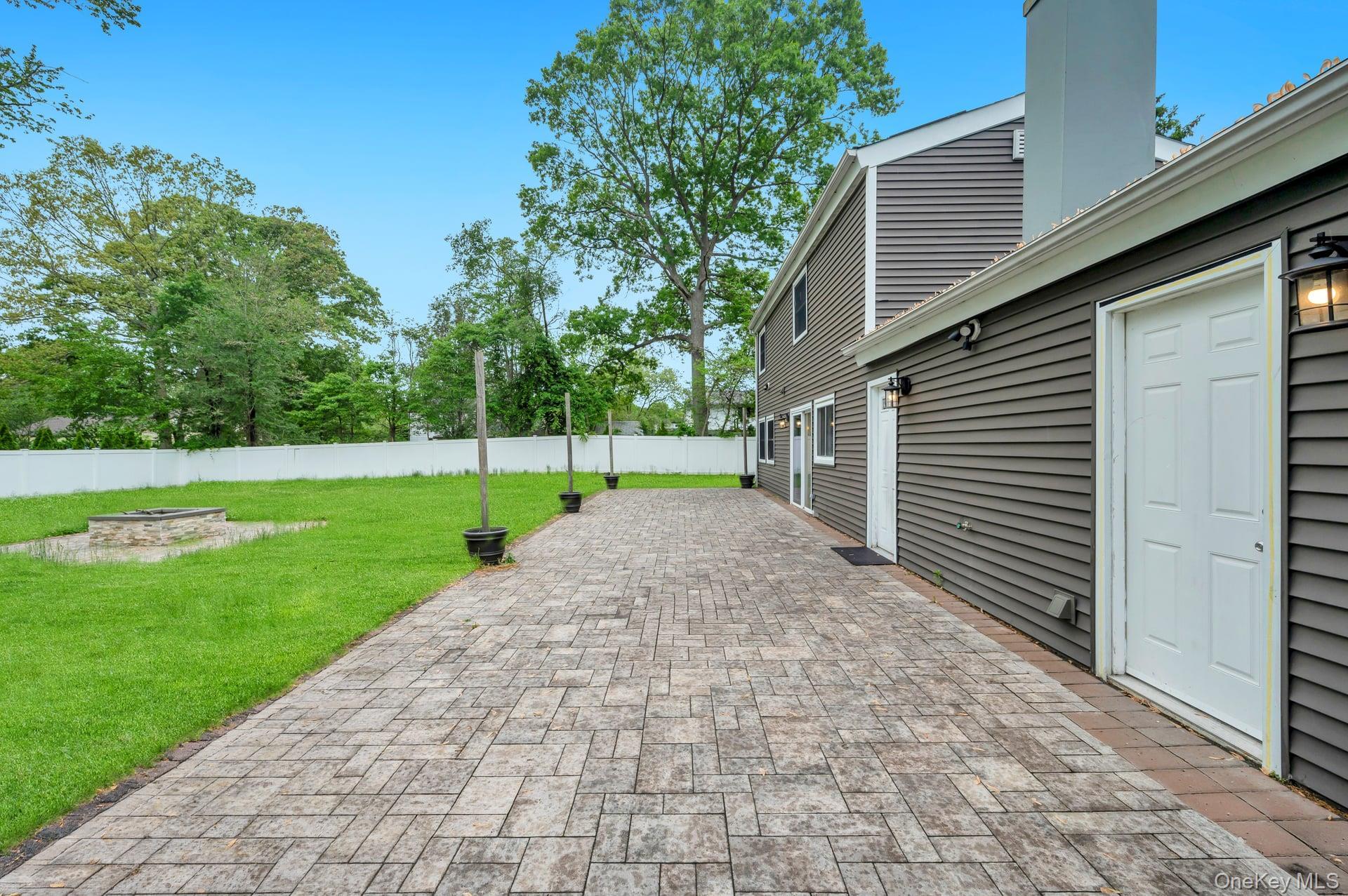 Single Family Hale Lane  Suffolk County, NY 11727, MLS-1001061-21