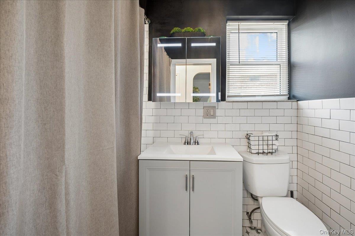 Single Family Lakewood Bronx, NY 10461, MLS-1001212-14