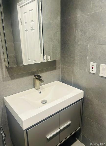 Apartment Alicia Suffolk County, NY 11703, MLS-1001949-17