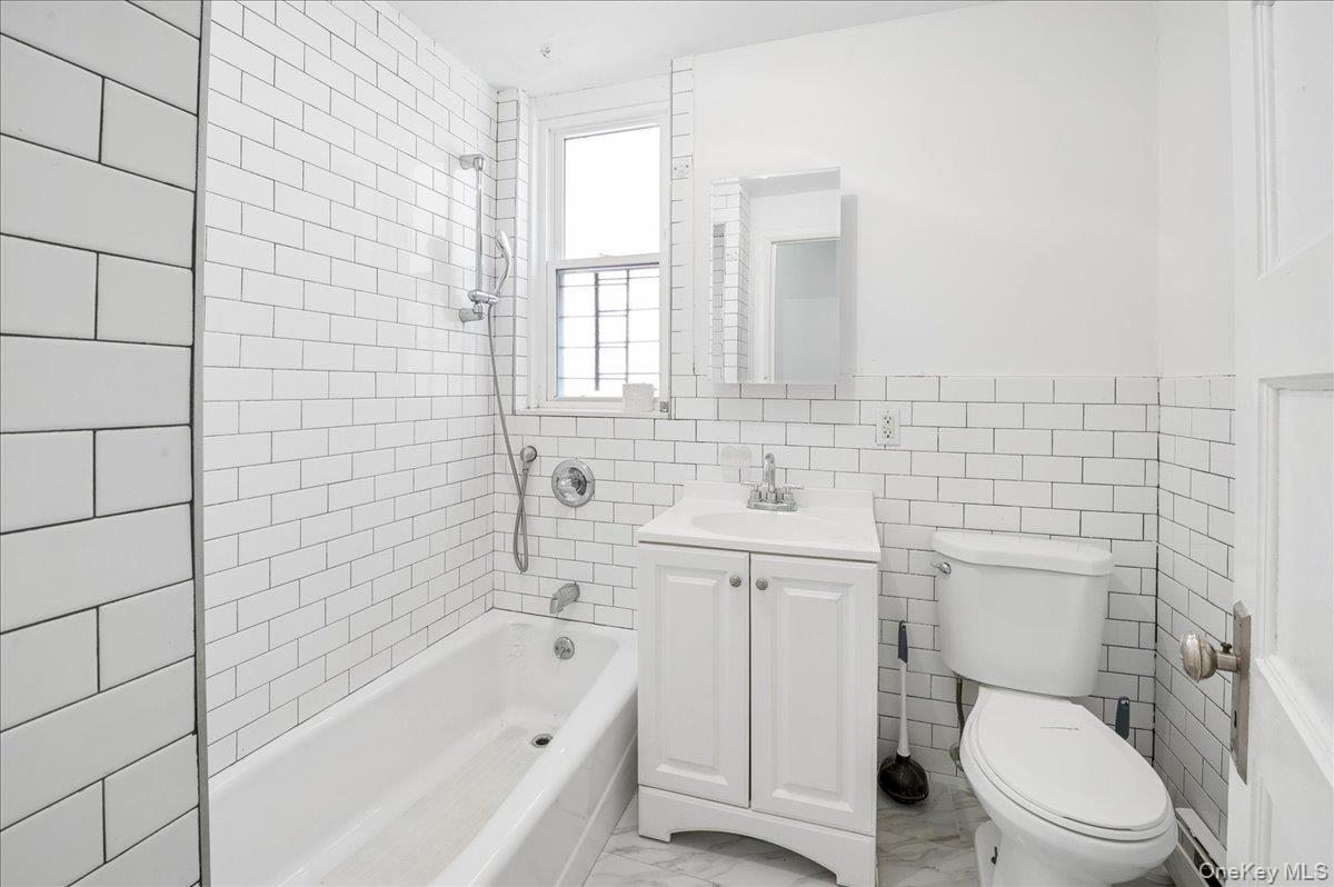 Single Family Carpenter Bronx, NY 10466, MLS-1001995-12