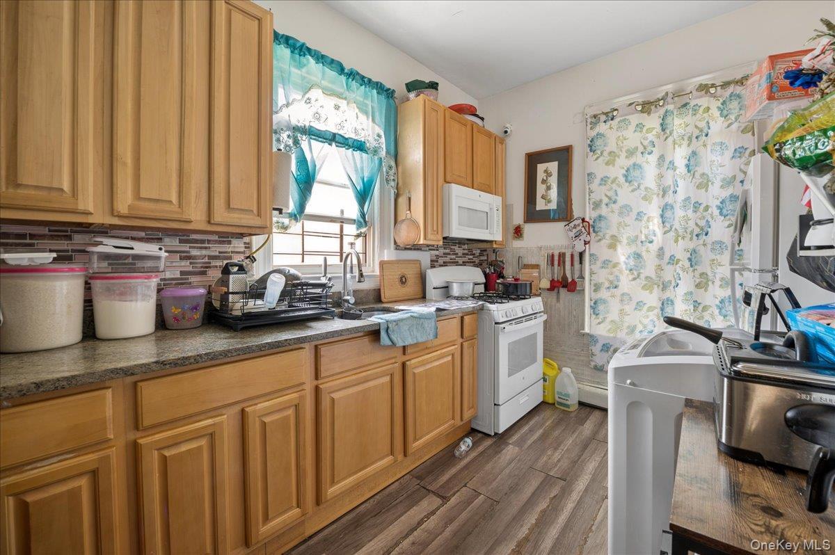 Single Family Carpenter Bronx, NY 10466, MLS-1001995-15