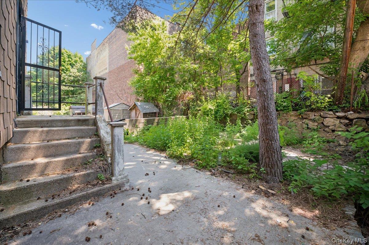 Single Family Carpenter Bronx, NY 10466, MLS-1001995-16
