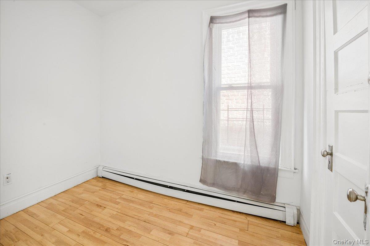 Single Family Carpenter Bronx, NY 10466, MLS-1001995-9