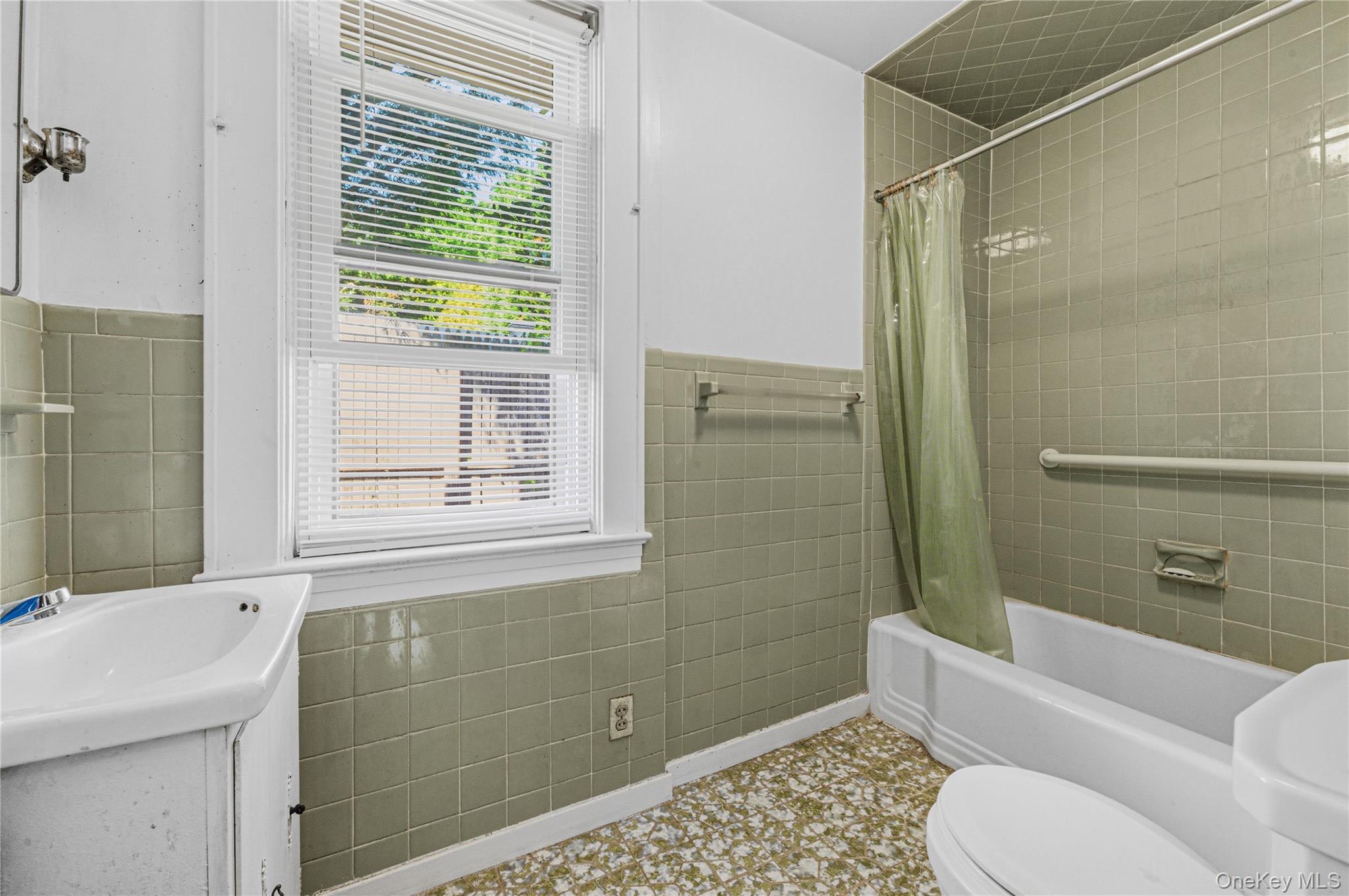 Single Family Cross Street  Nassau County, NY 11560, MLS-1002028-23