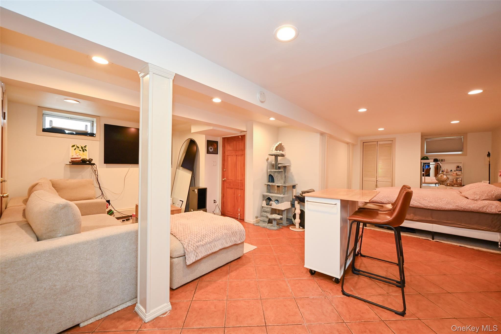 Single Family 154th Queens, NY 11357, MLS-1002712-16
