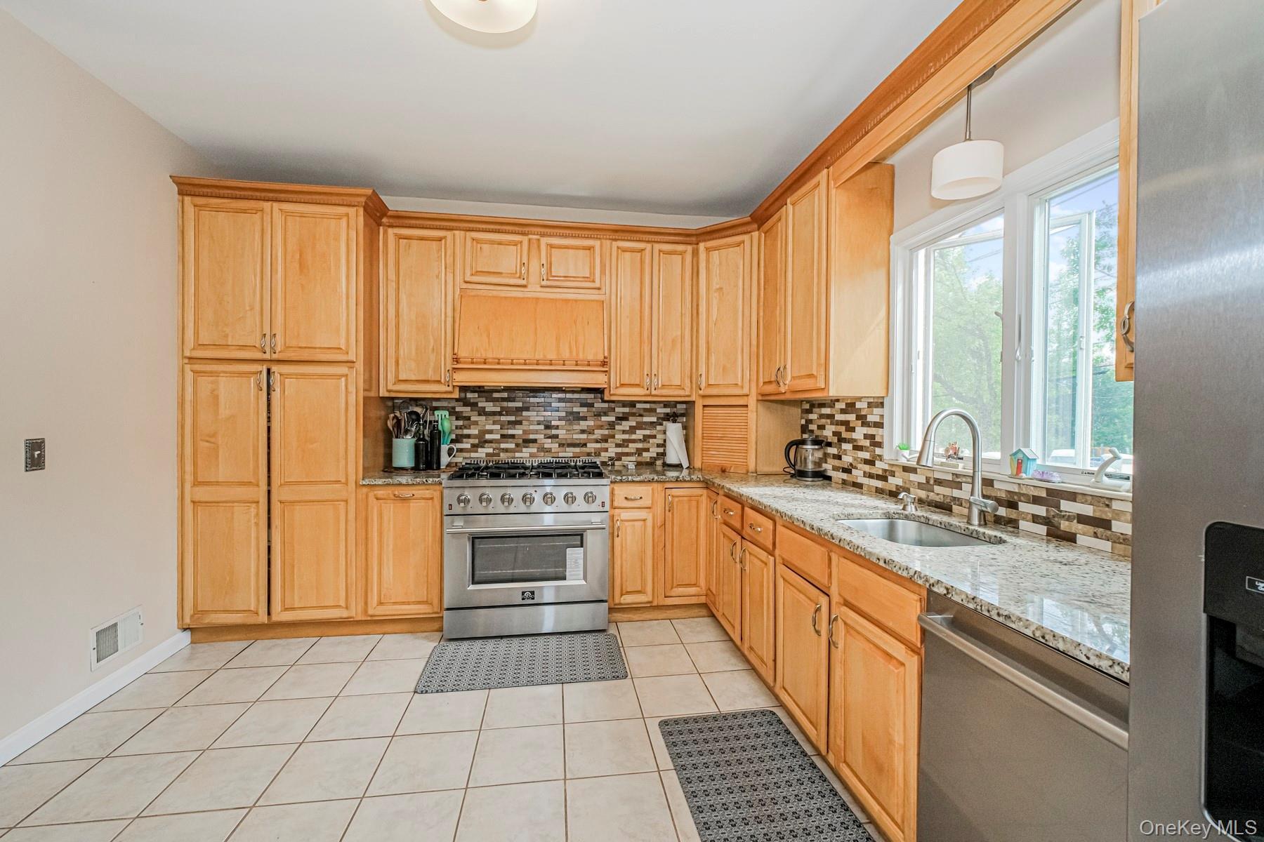 Single Family Putters Ct Staten Island, NY 10301, MLS-1003451-15