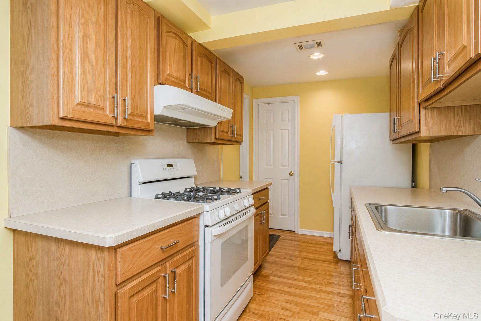 Single Family Putters Ct Staten Island, NY 10301, MLS-1003451-22