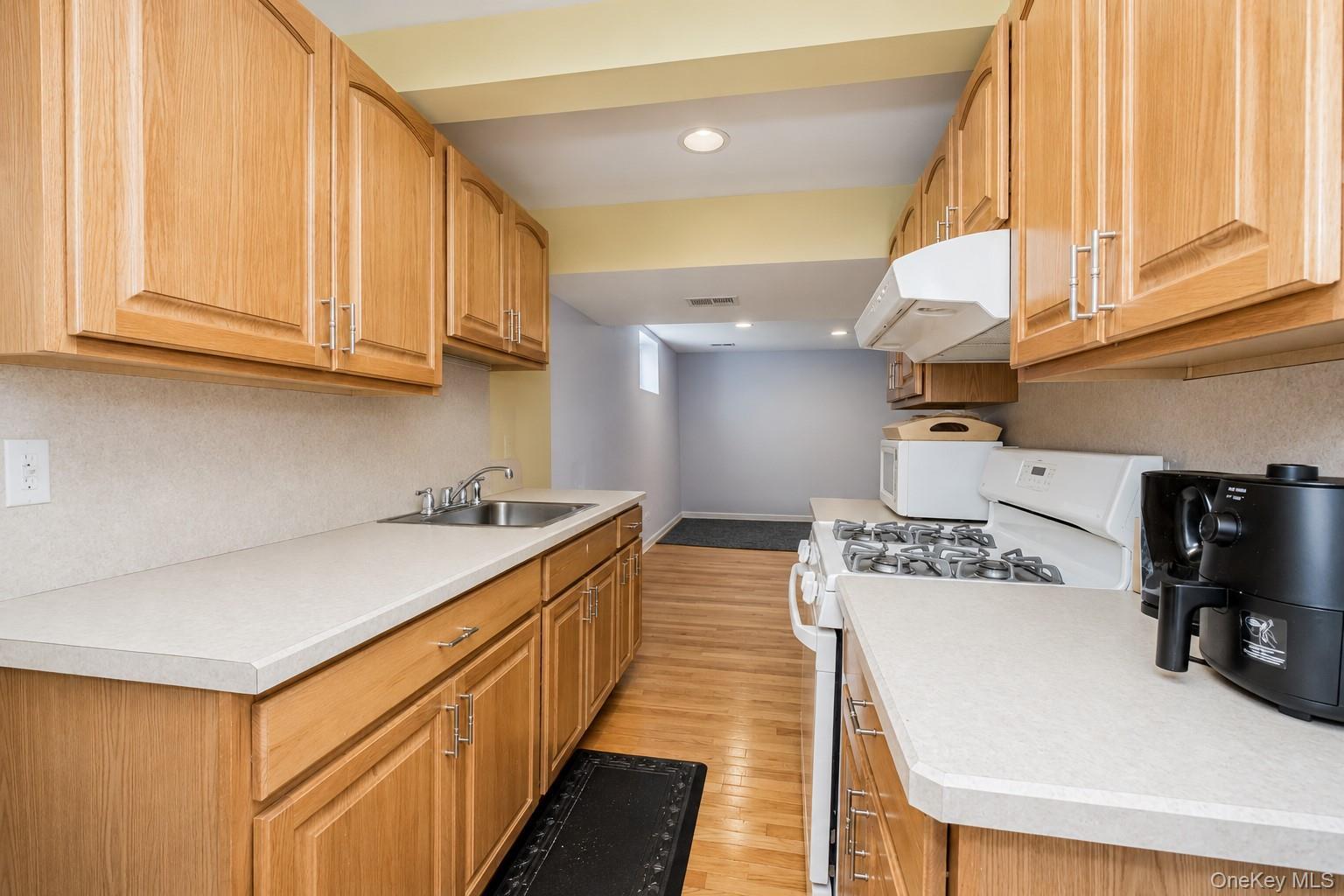 Single Family Putters Ct Staten Island, NY 10301, MLS-1003451-23