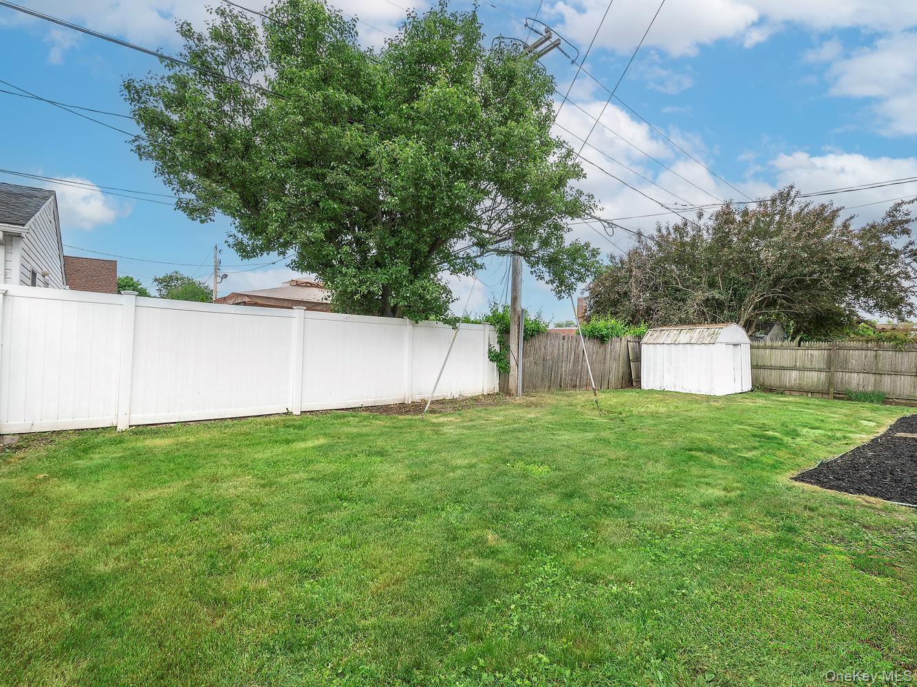 Single Family Kingfisher Nassau County, NY 11756, MLS-1003615-25