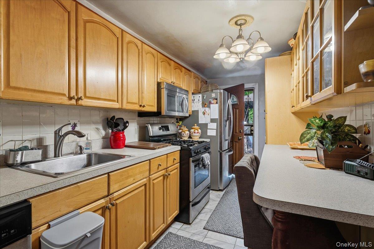 Single Family E 213th Street Bronx, NY 10469, MLS-1003992-13