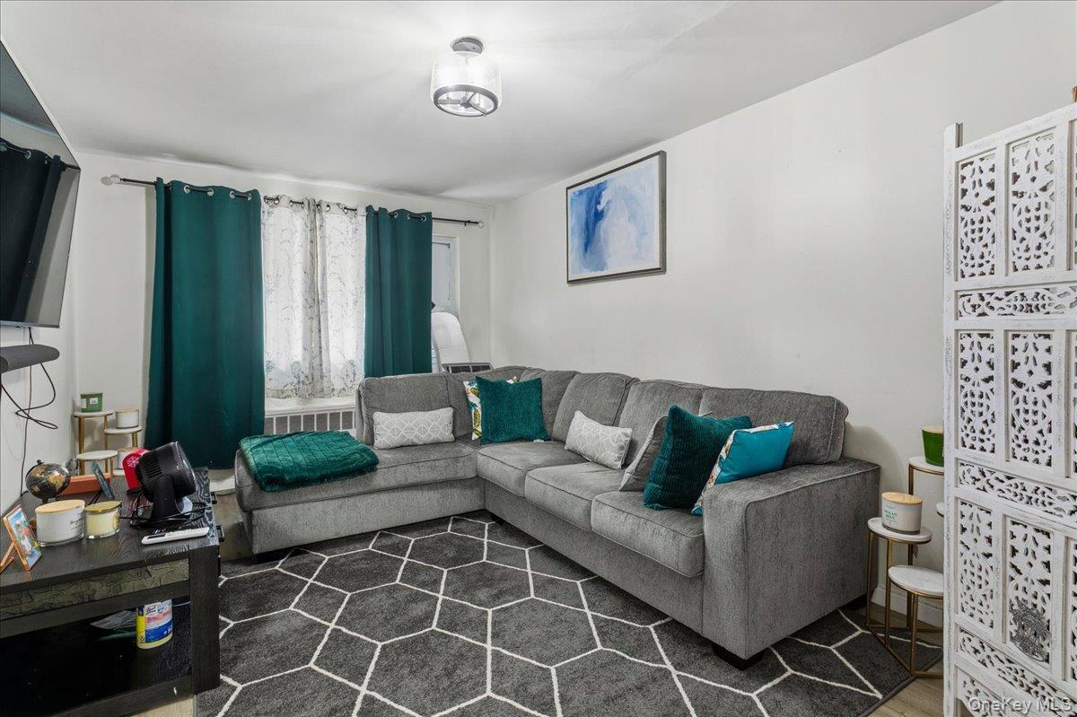 Single Family E 213th Street Bronx, NY 10469, MLS-1003992-16