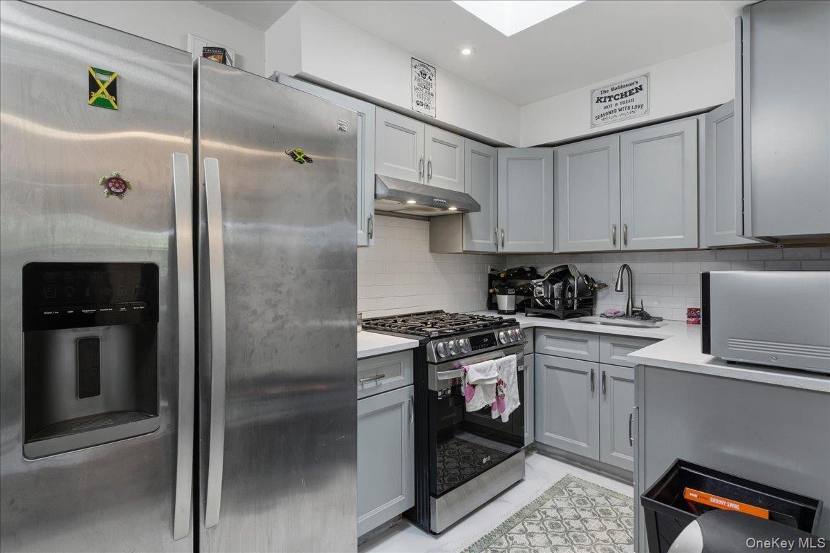 Single Family E 213th Street Bronx, NY 10469, MLS-1003992-18