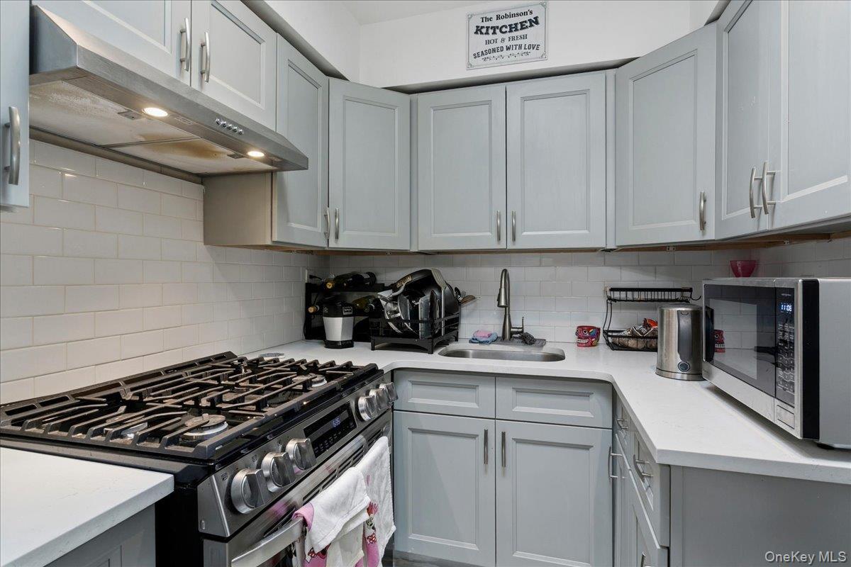 Single Family E 213th Street Bronx, NY 10469, MLS-1003992-19