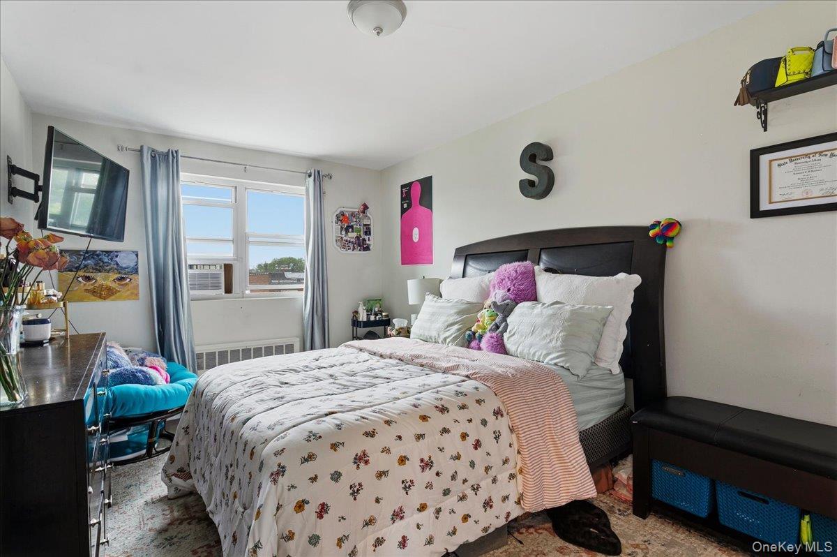 Single Family E 213th Street Bronx, NY 10469, MLS-1003992-21