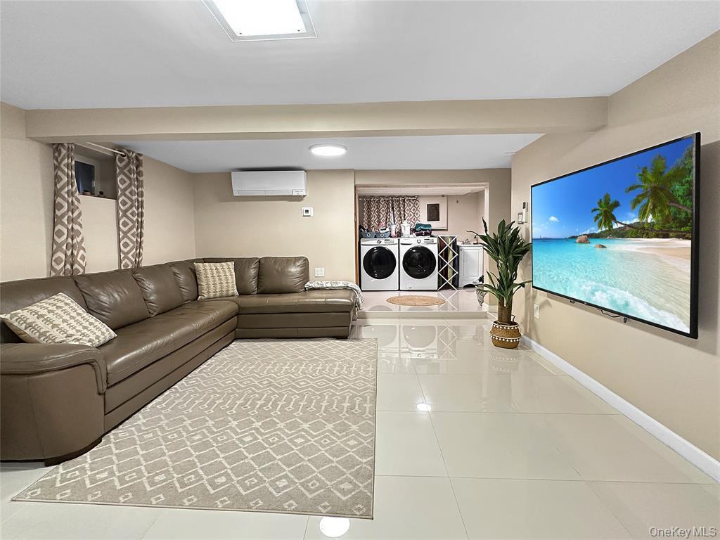 Single Family 213th Queens, NY 11429, MLS-1004016-21