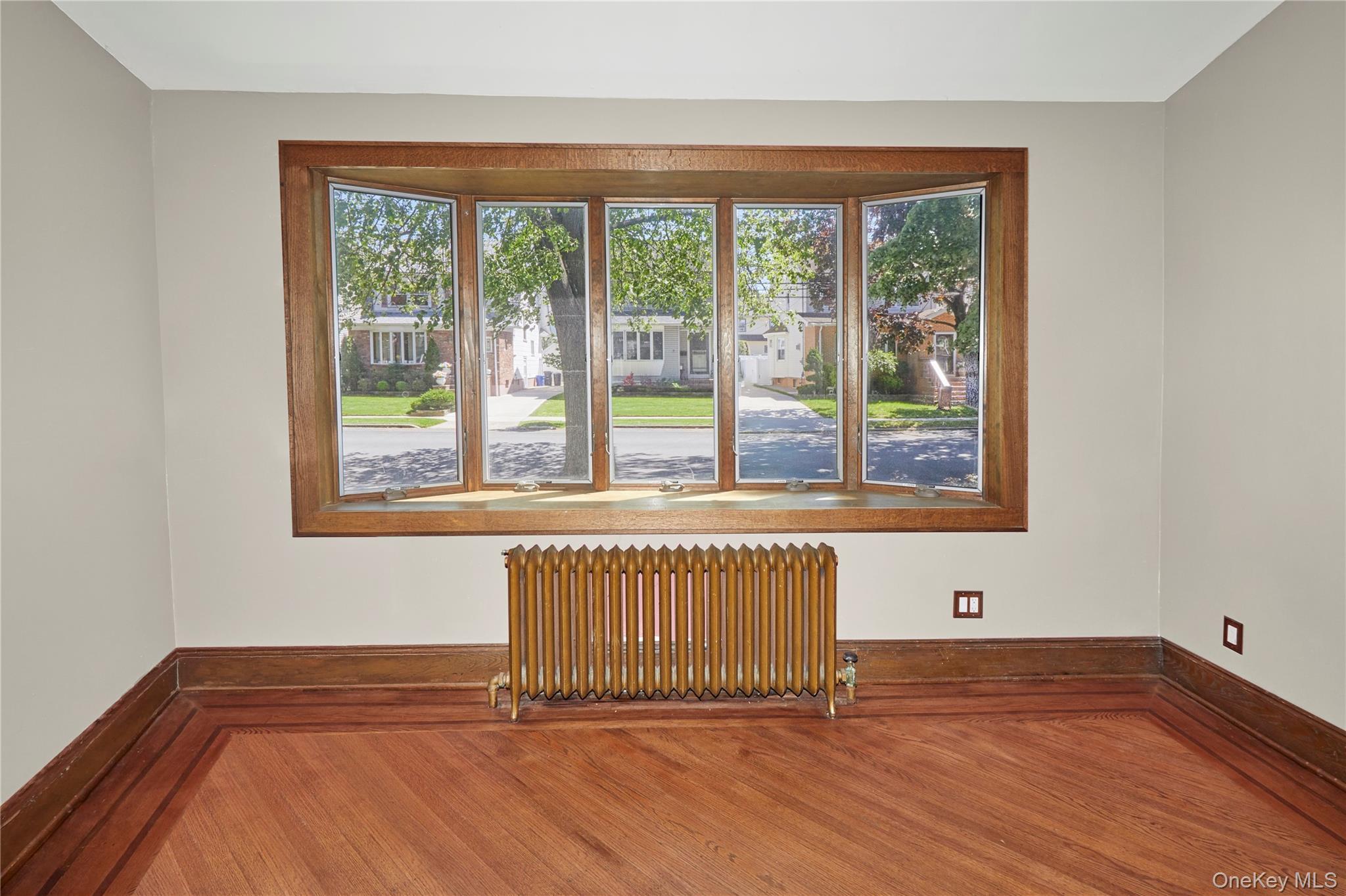 Single Family E Raleigh Avenue Staten Island, NY 10310, MLS-1004082-5