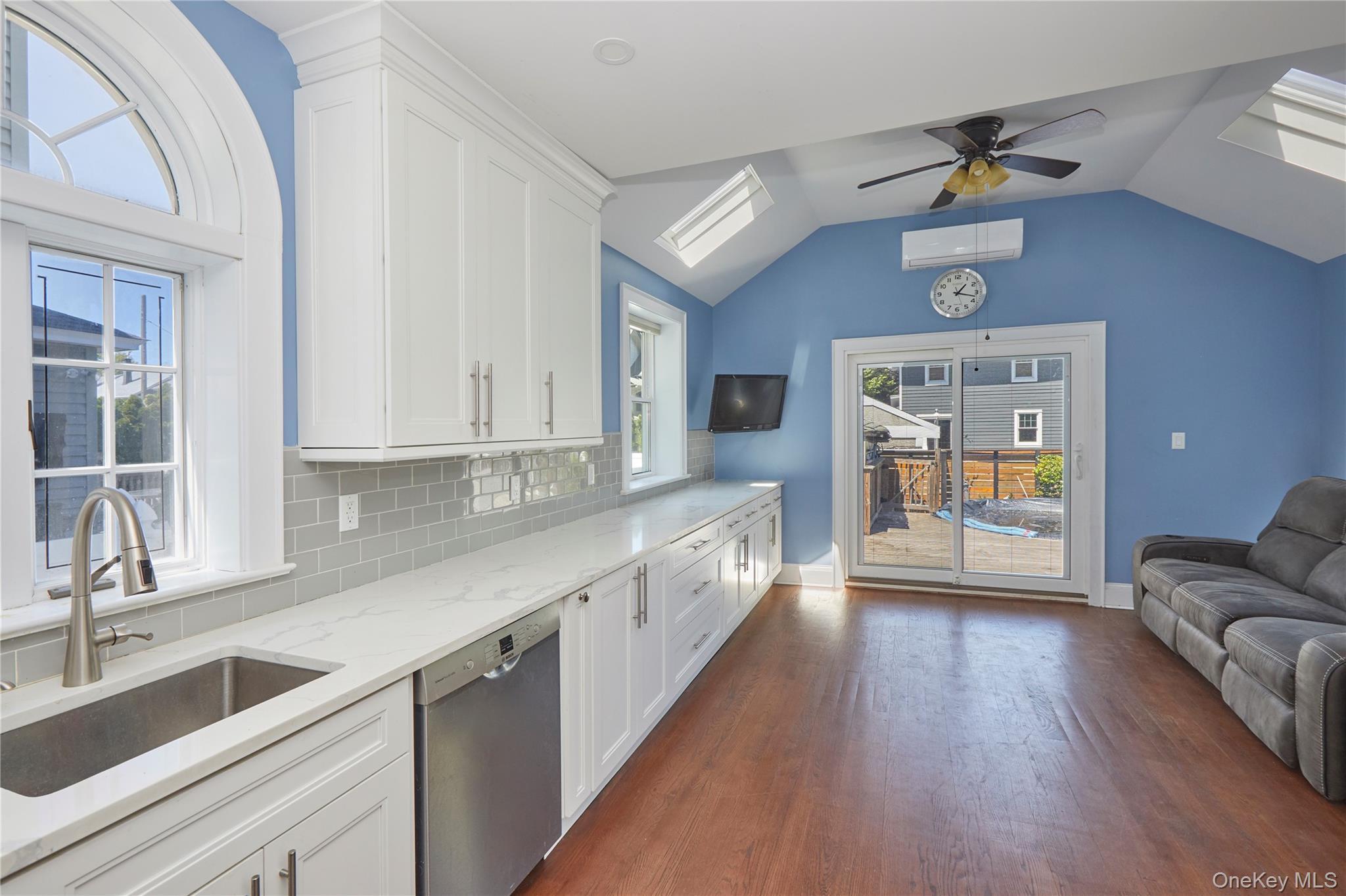 Single Family E Raleigh Avenue Staten Island, NY 10310, MLS-1004082-7