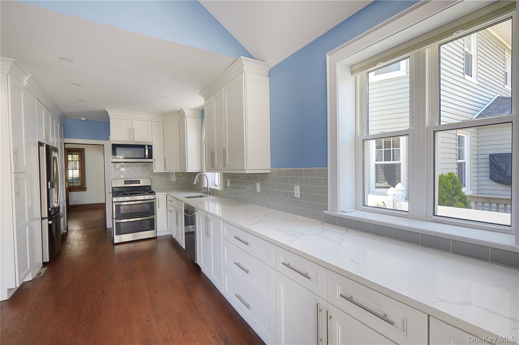 Single Family E Raleigh Avenue Staten Island, NY 10310, MLS-1004082-8