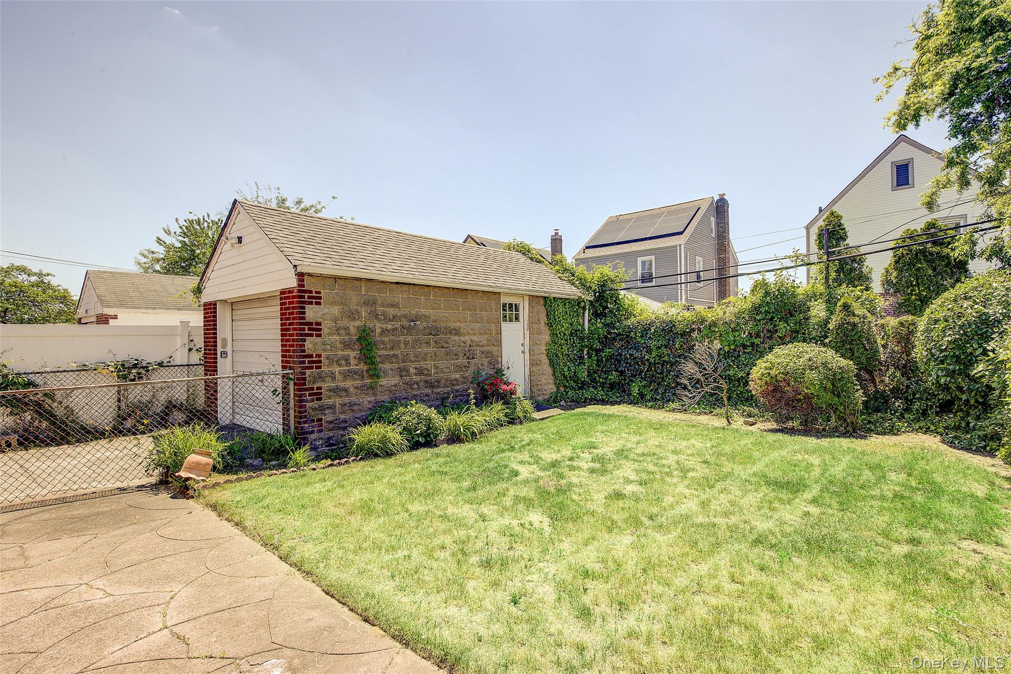 Single Family 129th Avenue  Queens, NY 11413, MLS-1004315-32