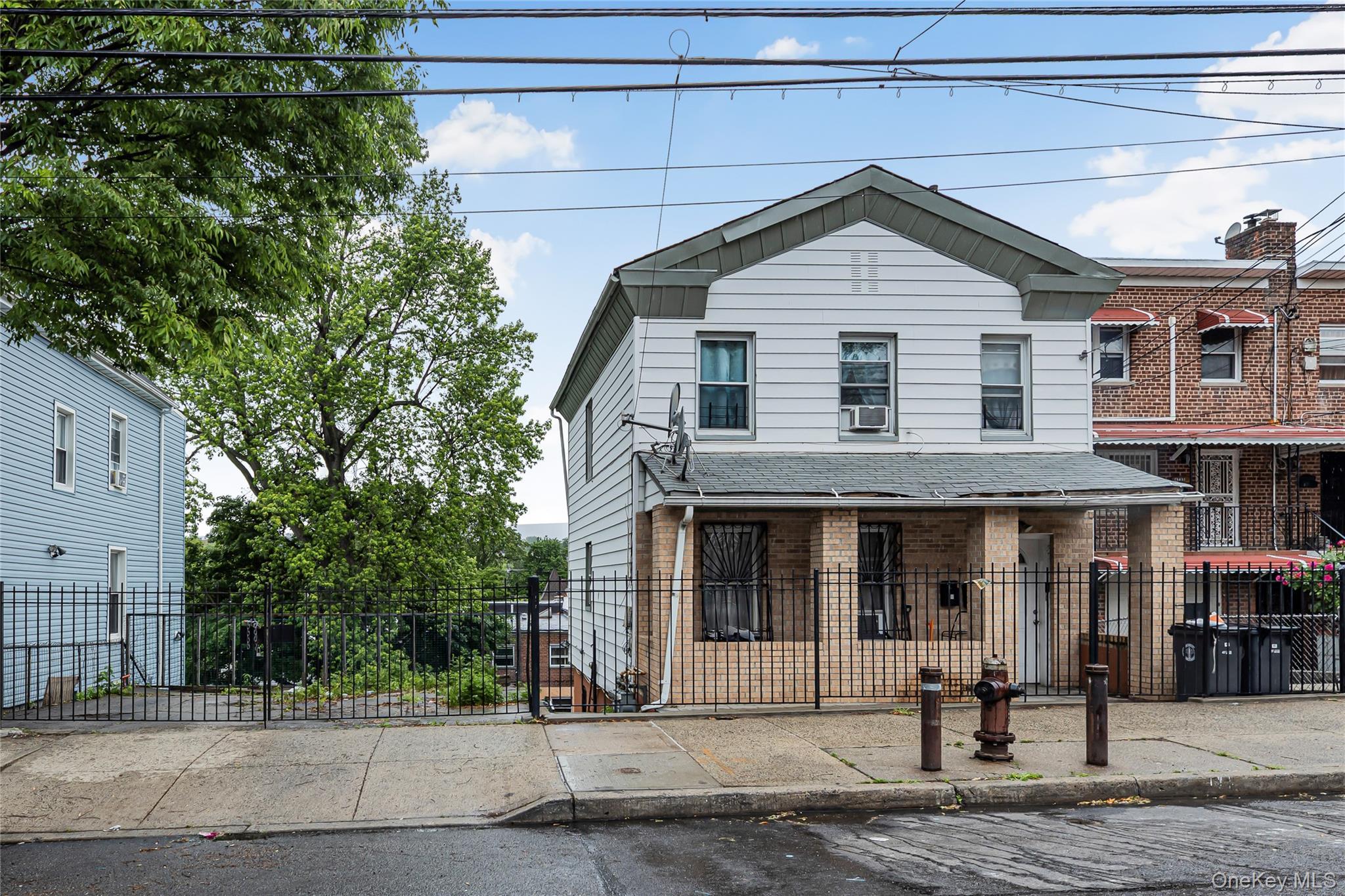 Single Family Carpenter  Bronx, NY 10470, MLS-1004320-2