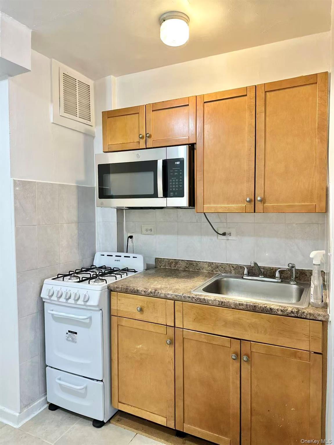 Apartment 38th Avenue Queens, NY 11354, MLS-1004905-3