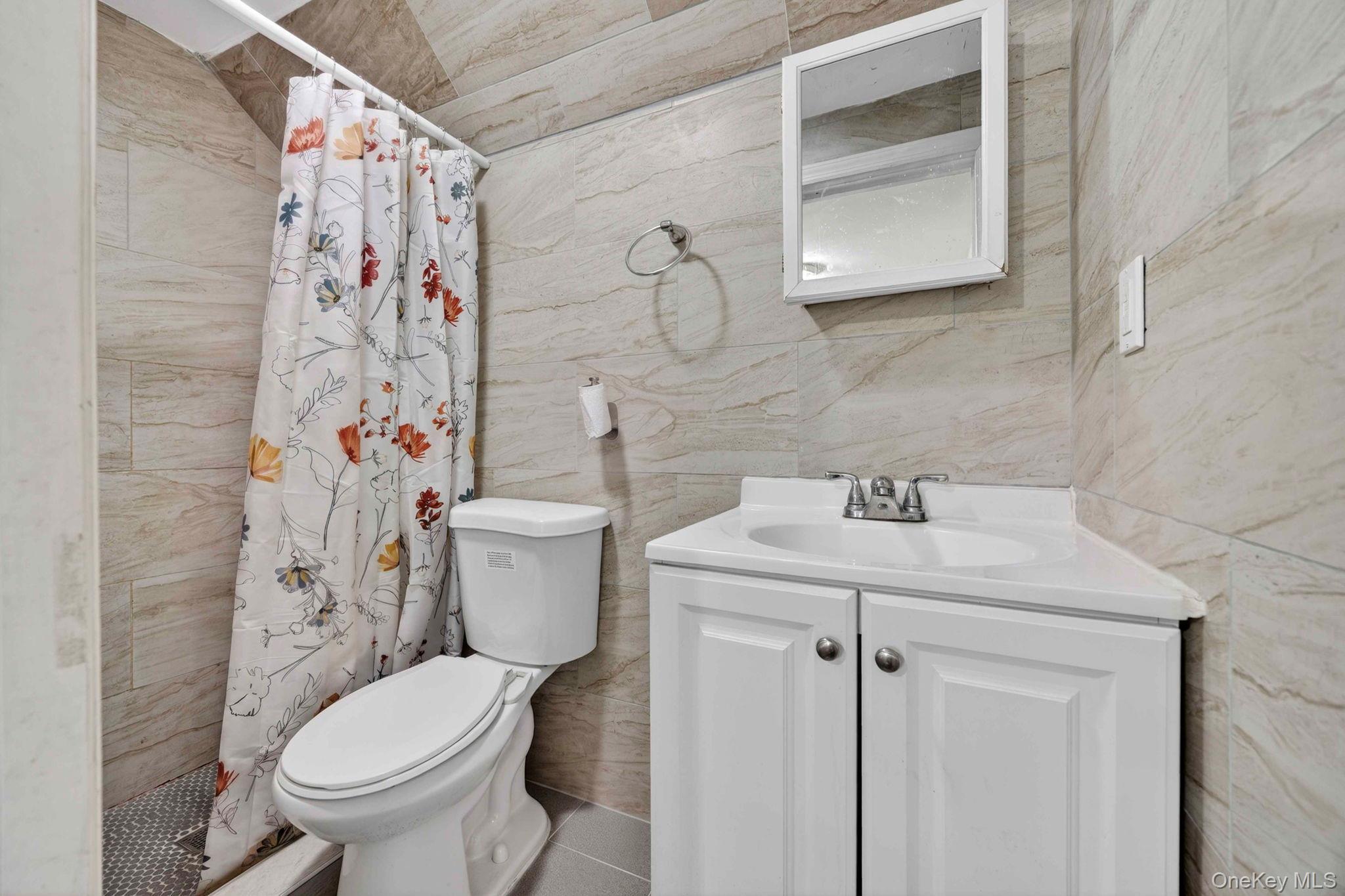 Single Family Little Neck Queens, NY 11004, MLS-1005623-17