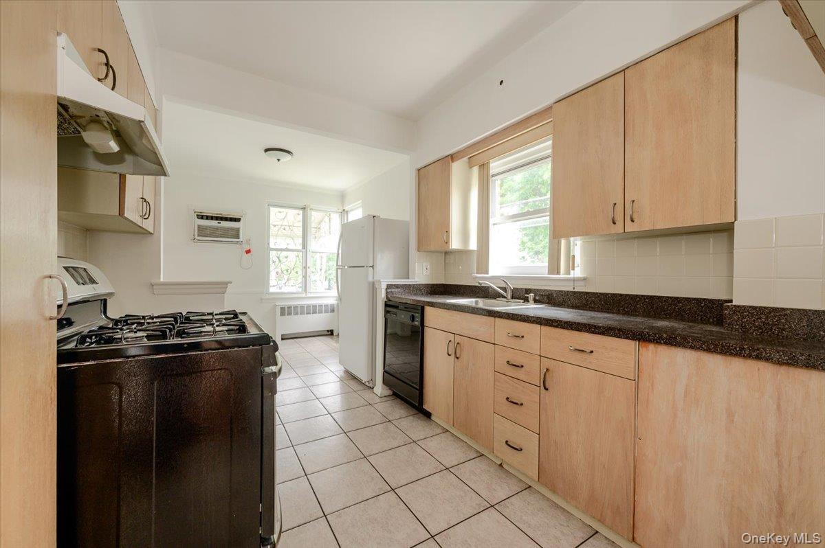 Single Family Rhinelander Bronx, NY 10461, MLS-1005844-9
