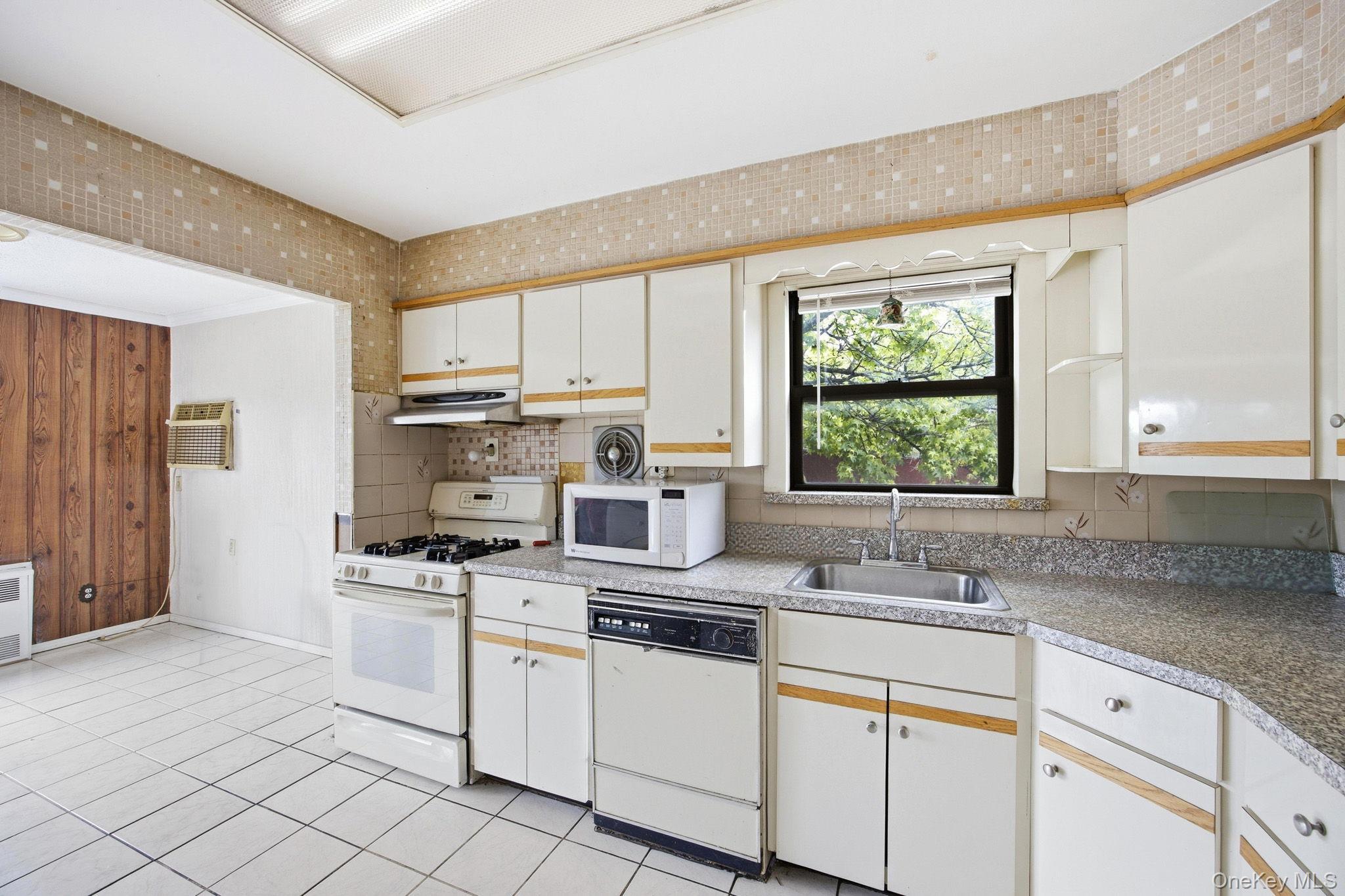 Single Family Borden Avenue Queens, NY 11378, MLS-1005872-8