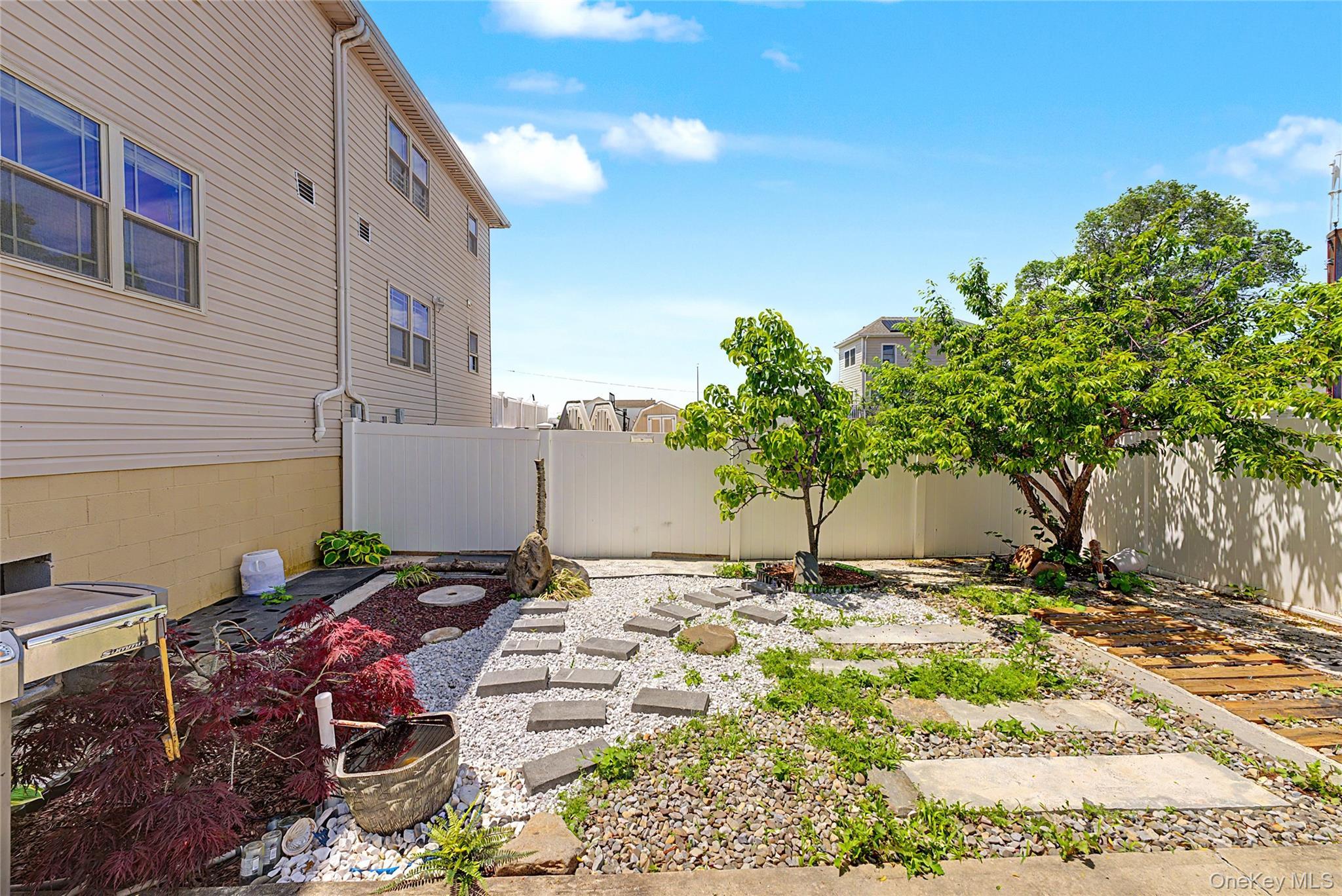 Single Family Davenport Queens, NY 11414, MLS-1005910-25