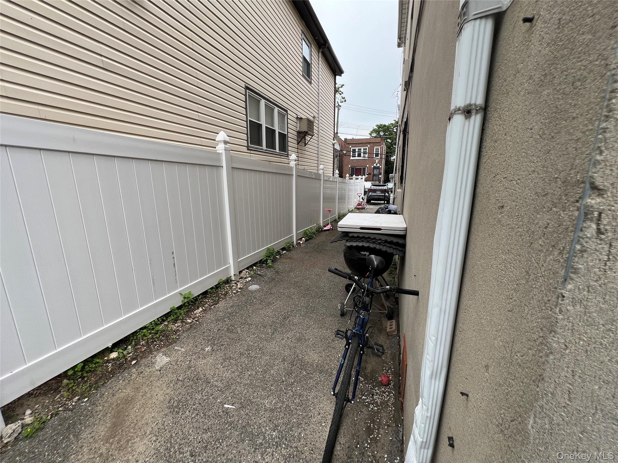 Single Family Ely Avenue Bronx, NY 10469, MLS-1006034-17