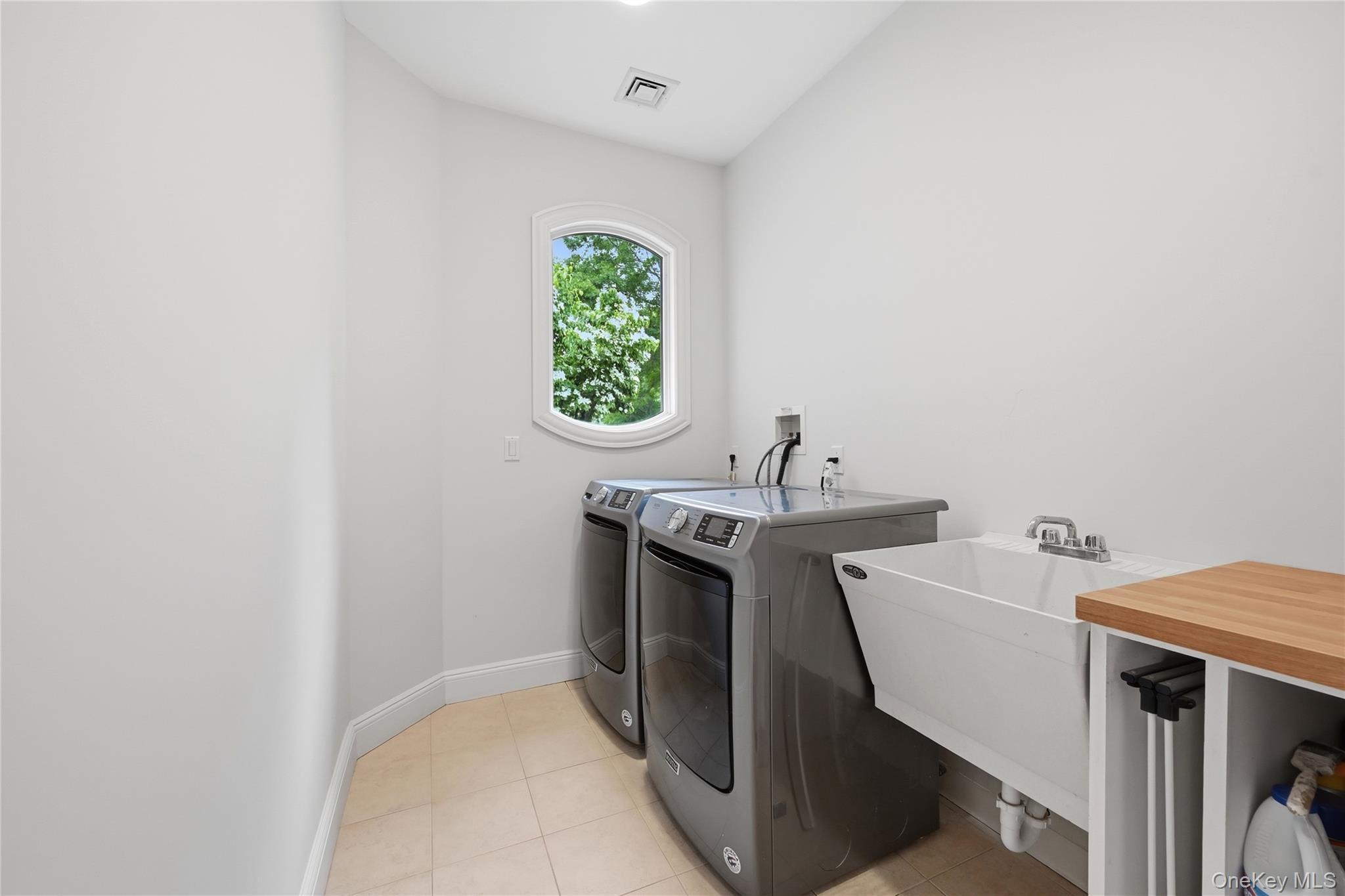 Single Family South Path Suffolk County, NY 11933, MLS-1006261-34
