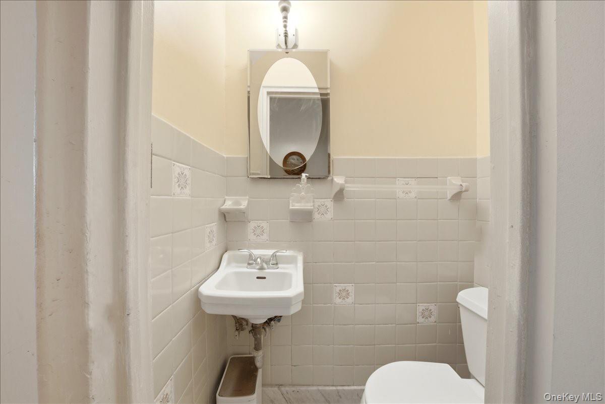 Single Family Richardson Avenue Bronx, NY 10470, MLS-1006309-16