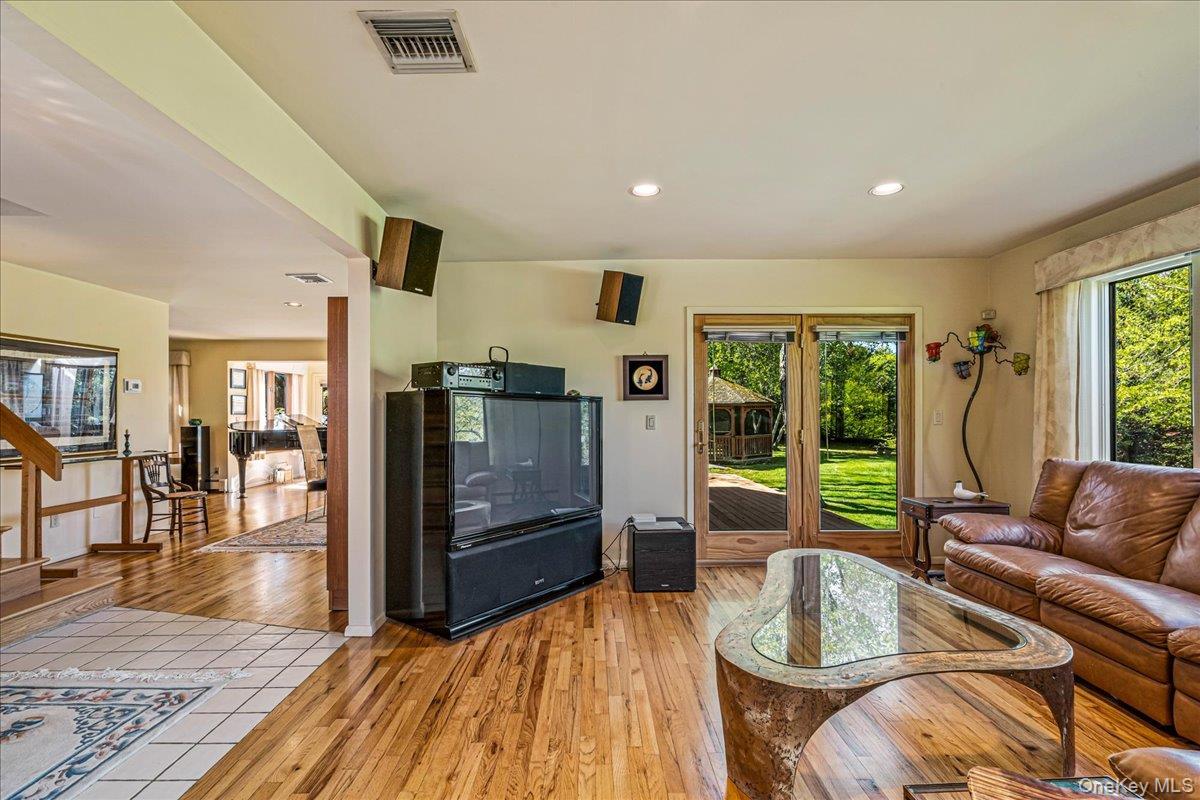Single Family Main Street Suffolk County, NY 11733, MLS-1006671-9