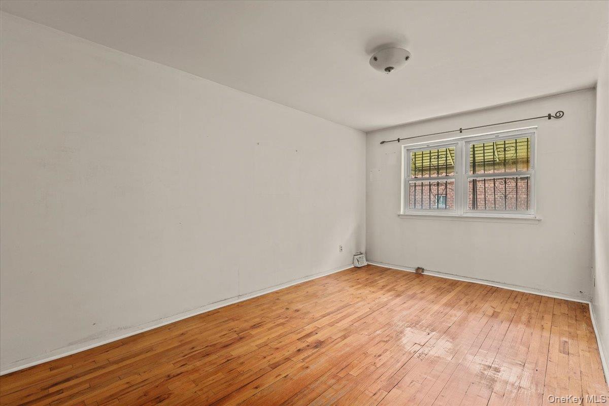 Single Family Burke Bronx, NY 10469, MLS-1006824-11