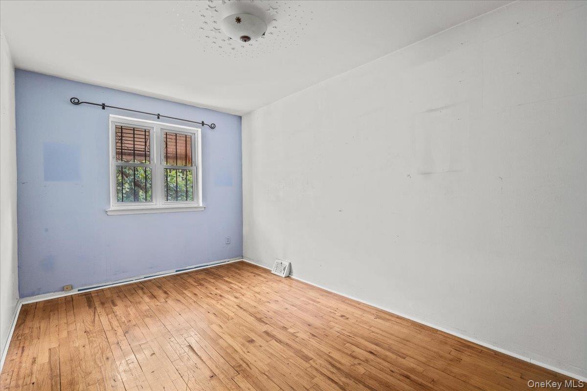 Single Family Burke Bronx, NY 10469, MLS-1006824-12