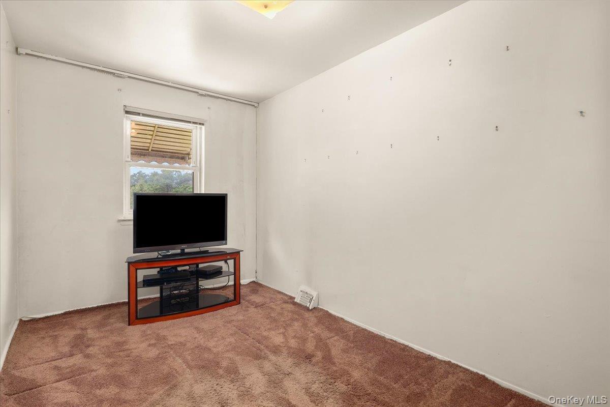 Single Family Burke Bronx, NY 10469, MLS-1006824-22