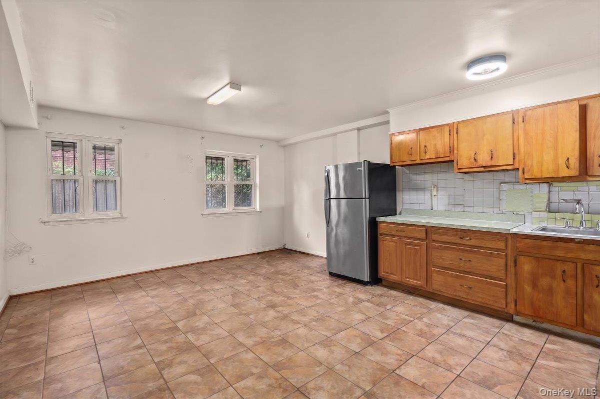Single Family Burke Bronx, NY 10469, MLS-1006824-25